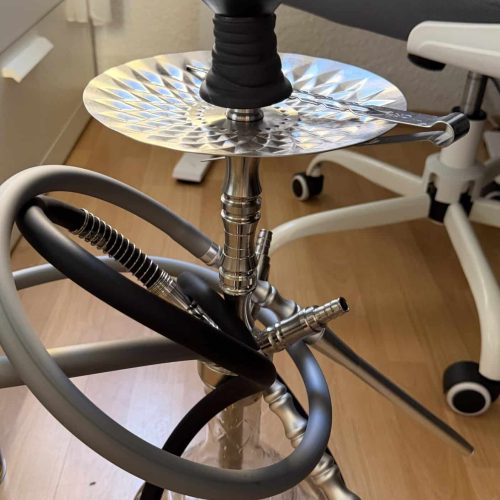 Shisha mit Glasbowl, Schlauch und Metallzubehör.