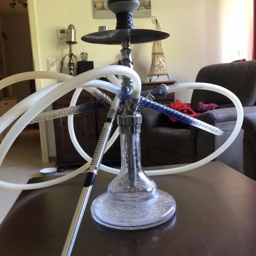 Rauchsäule mit Shisha-Setup auf einem Tisch in einem Wohnzimmer.