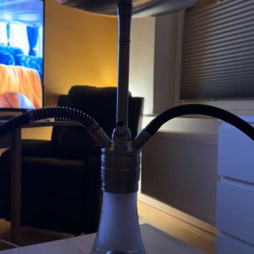 Moderne Shisha mit LED-Licht, auf Tisch in Wohnzimmer.