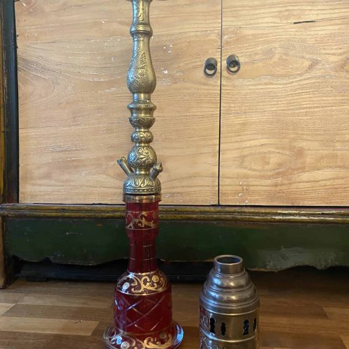 Rauchschale mit Tabak und Kohle, Shisha Zubehör, auf Holzboden vor Holzschrank.