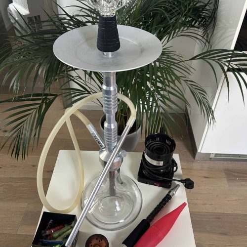 Dekorative Rauchsäule mit Shisha-Set und Zubehör.