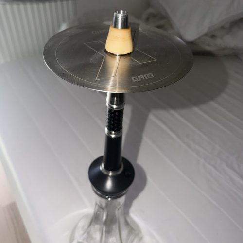 Shisha-Zubehör mit Metalldisc, Glasbowl und Schlauchanschluss.