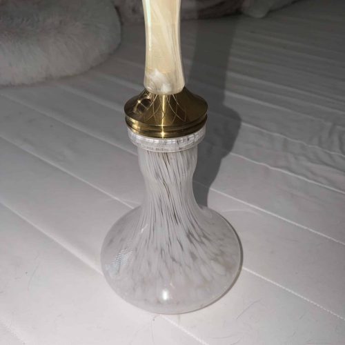 Transparente Glasbowl mit goldener Metallfassung für Shisha.