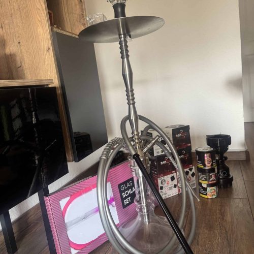 Komplettes Shisha-Set mit Glas, Schlauch und Kohle.
