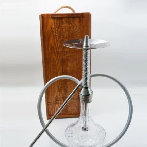Dekorative Shisha mit Holzbox und Metallplatte, ideal für gemütliche Abende.