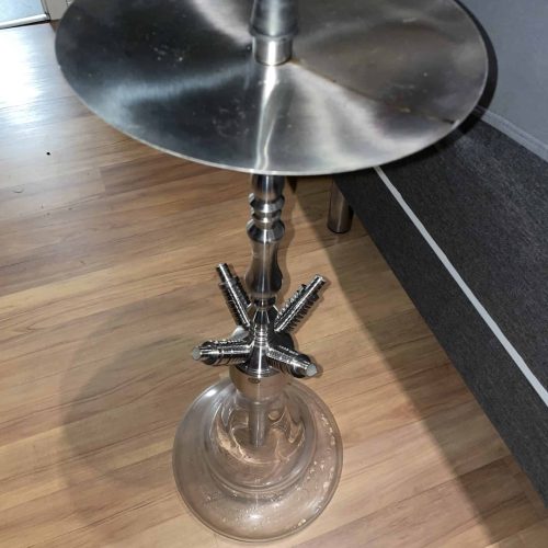 Rauchrohrständer aus Glas mit Metallbasis, ideal für Shisha-Setup.