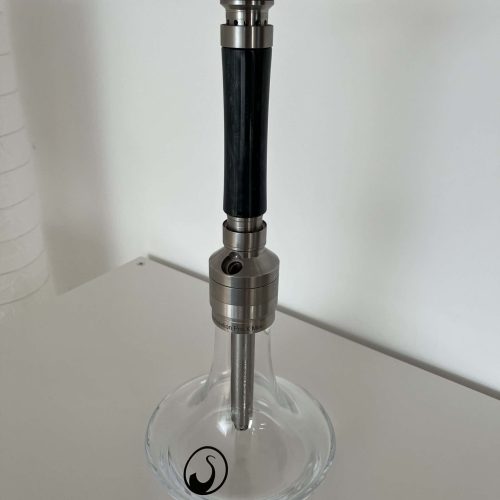 Rauchersäule mit Glasbasis und Metallaufsatz, ideal für Shisha-Liebhaber.