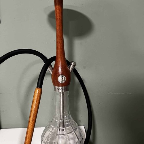 Dekorative Shisha mit Glasbowl und Holzstab, ideal für Raucher und Sammler.
