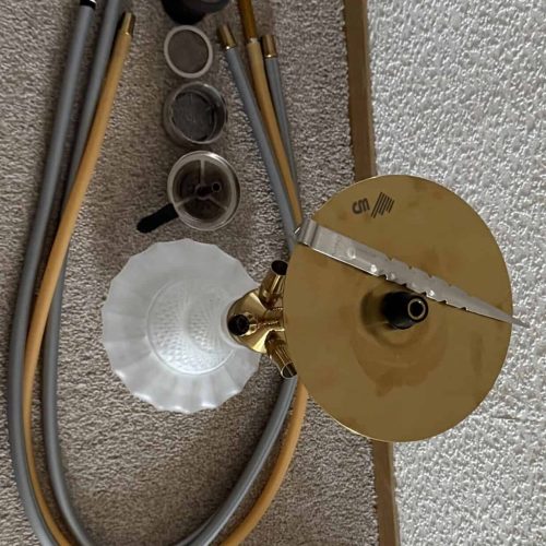 Verschiedene Shisha-Teile und Zubehör auf einer Oberfläche.