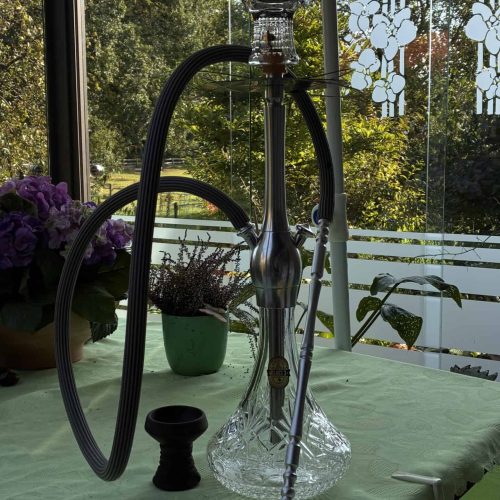 Moderne Shisha mit Glasbowl und Silikonschlauch auf Tisch.