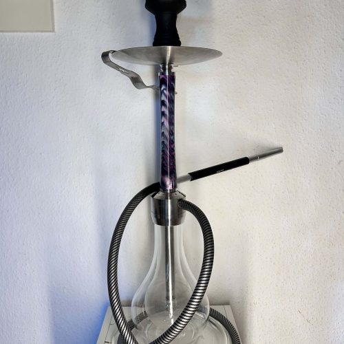 Shisha mit Glasbowl, Schlauch und Kopf auf weißem Tisch.
