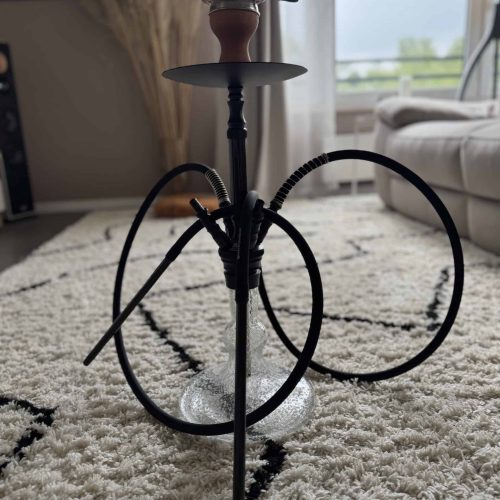 Dekorative Shisha mit Glasbasis und flexiblen Schläuchen.
