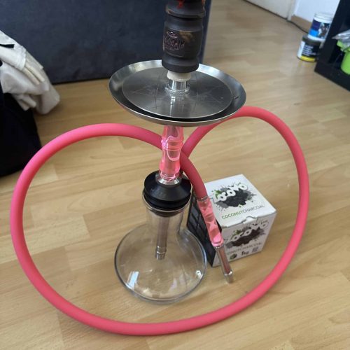 Wasserpfeife mit Glasbehälter, Silikonschlauch und Metallaufsatz, ideal für Shisha-Genuss.