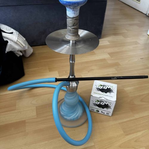 Rauchsäule mit blauer Glas-Kopf, Schlauch und Metallbasis, für Wasserpfeifen.