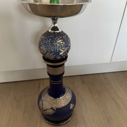 Rauchschale auf einem dekorativen Shisha-Kohlenständer, ideal für Wasserpfeifen.