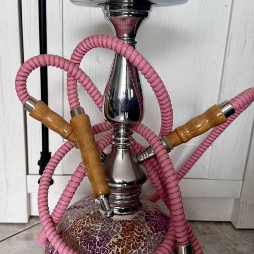 Shisha mit Glasbowl, Metallstamm und pinkem Schlauch.