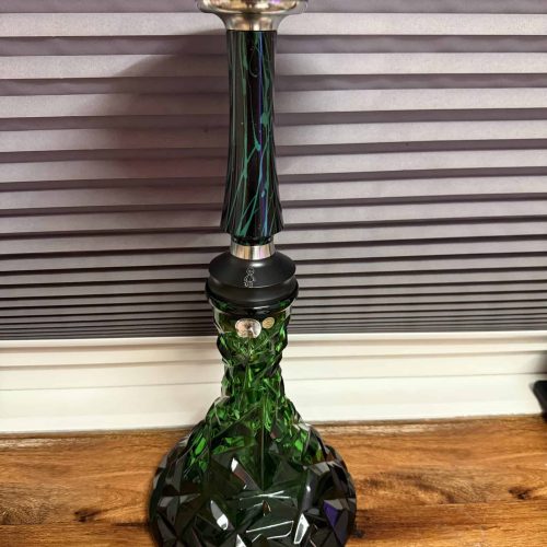 Wasserpfeifen-Tabakständer in Schwarz und Grün, stilvolles Design, ideal für Shisha-Liebhaber.