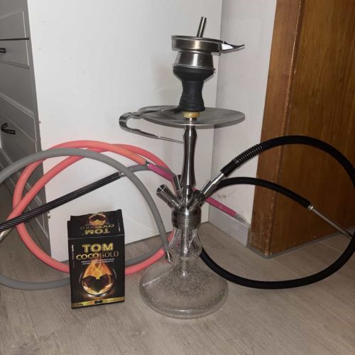 Shisha mit Glasgefäß, Tabak und Schläuchen, für Raucherlebnis.
