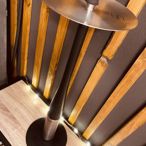 Rauchersäule mit Metallplatte, ideal für Shisha- oder Wasserpfeifen.