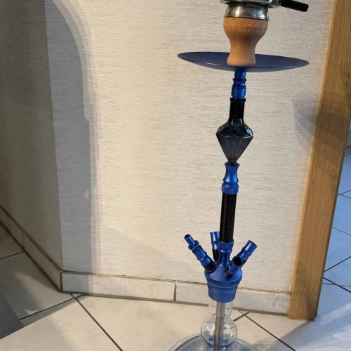 Rauchsäule mit Wasserpfeife, ideal für Shisha-Liebhaber, in blau und schwarz.
