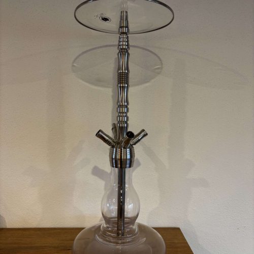 Shisha mit Glasbasis und Metallrohr, ideal für Raucher und Sammler.