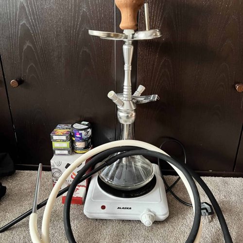 Wasserpfeife mit Heizgerät und Zubehör, gebrauchte Shisha für Raucher.