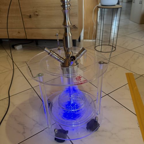 Moderne Wasserpfeife mit LED-Beleuchtung, ideal für Shisha-Liebhaber.