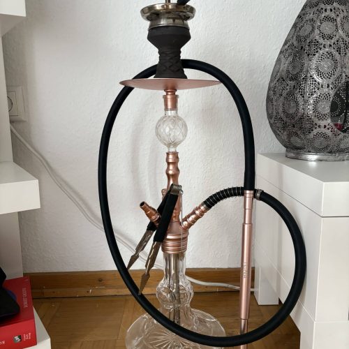 Dekorative Shisha mit Glasbasis, Metall und Silikonschlauch.