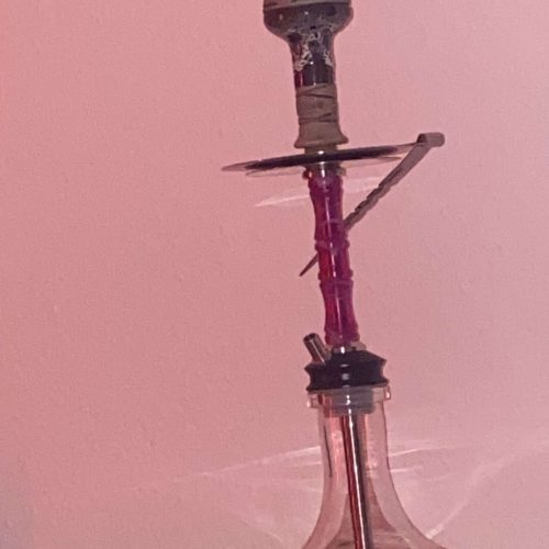Shisha mit Glasbasis und Metallaufsatz, gebrauchte Wasserpfeife.