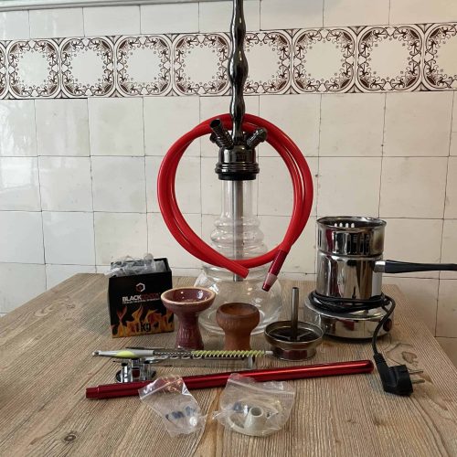 Shisha mit Glasbowl, Schlauch und Kohlezange.