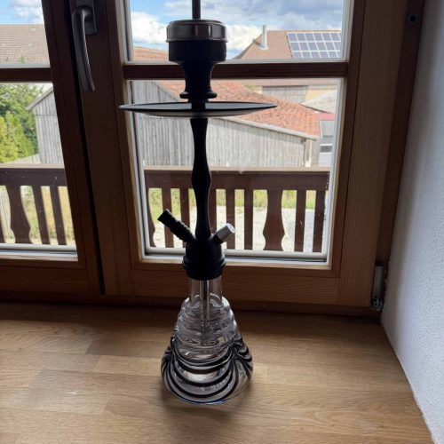Shisha-Kopf mit Glasbowl auf Fensterbank, Blick nach draußen.