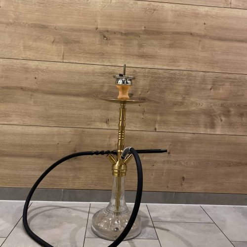 Shisha mit Glasbehälter, Metallstück und Schlauch, bereit zum Rauchen.