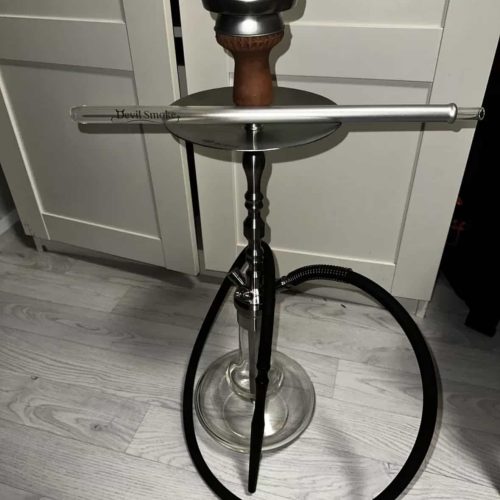 Rauchhaken mit Wasserpfeife, gebrauchte Shisha mit Zubehör, ideal für Shisha-Liebhaber.