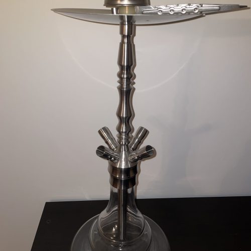 Rauchsäule aus Glas mit Metallaufsatz, ideal für Shisha- und Rauch-Events.
