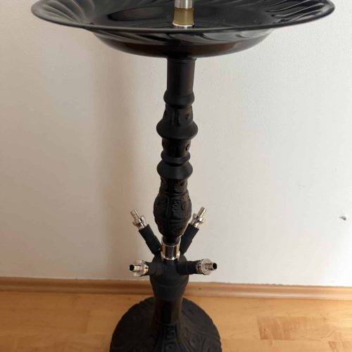 Schwarze Shisha mit großer Glasbowl und dekorativem Stand.