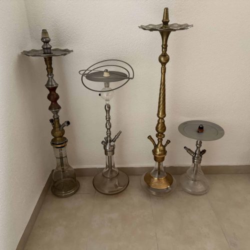 Alte, dekorative Kerzenhalter in verschiedenen Größen.