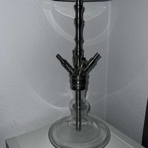 Rauchglas-Shisha mit schwarzem Kopf, Glasbasis und Edelstahl-Percolator. Perfekt für gemütliche Aben.