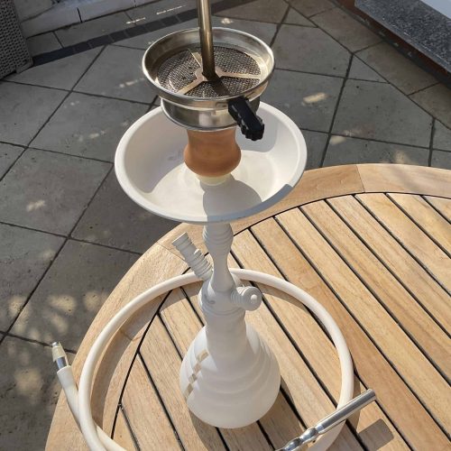 Shisha mit Metall- und Glasbestandteilen, bereit zum Rauchen.