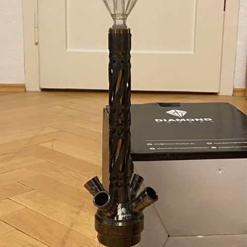 Schöne Shisha mit Glasbasis und Edelstahl-Design, ideal für Genuss und Dekoration.