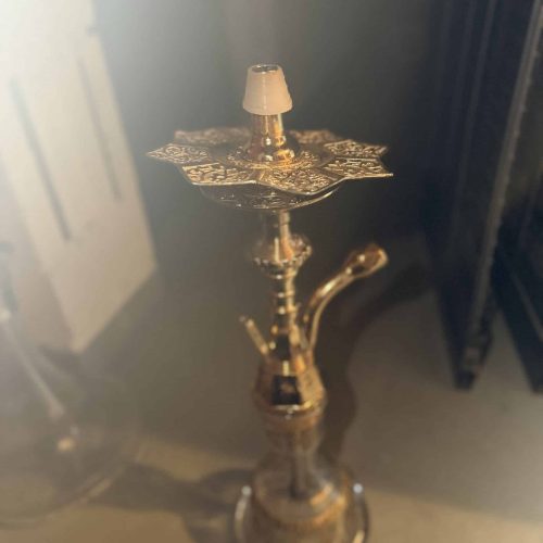Eleganter Shisha-Kamin aus Metall mit dekorativem Design.