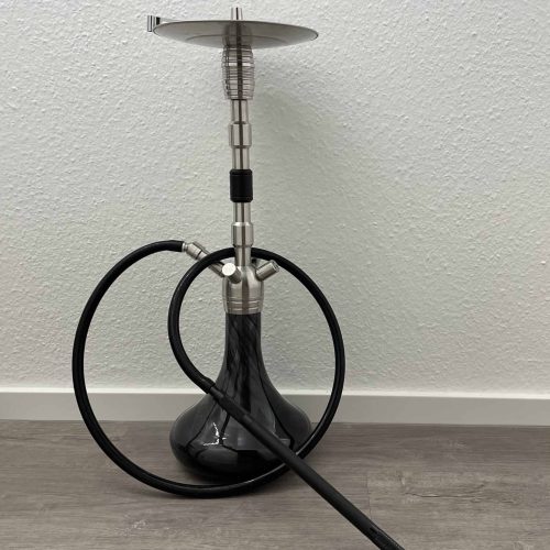 Moderne Wasserpfeife mit Silikonschlauch und Metallaufsatz.
