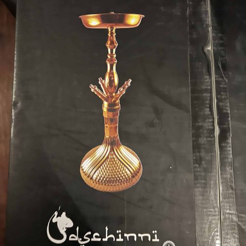 Shisha-Tabak mit goldener Glasbowl auf schwarzem Hintergrund.