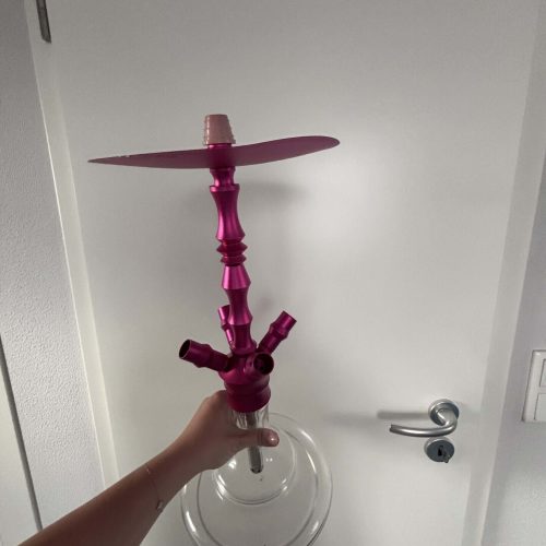 Bunte Shisha mit pinker Glasbowl und Metallaufsatz.
