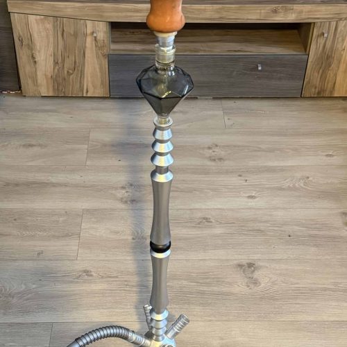 Shisha-Kamin mit Glasbowl und Metallrohr.
