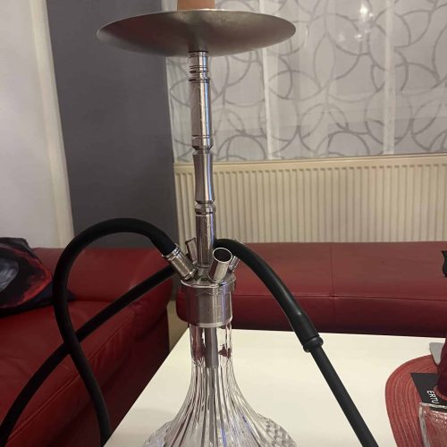 Rauch-Hookah mit Glasbasis und Metallaufsatz, ideal für Shisha-Liebhaber.