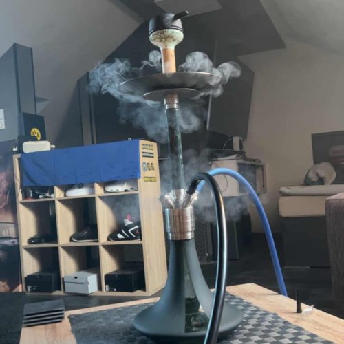 Shisha mit Rauchentwicklung in einem modernen Raum.