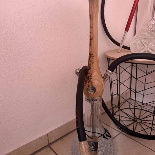 Shisha-Hookah mit Holzschaft und Glasbowl, Zubehör im Hintergrund.