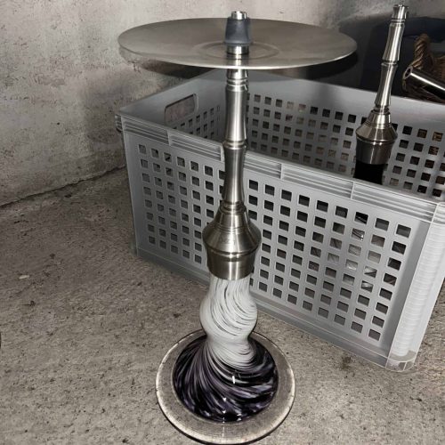 Shisha-Stand mit Metallstange und Glasbowl, ohne Schlauch.