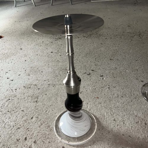 Shisha-Hookah mit Metallbasis und Glasbowl, ohne Schlauch.