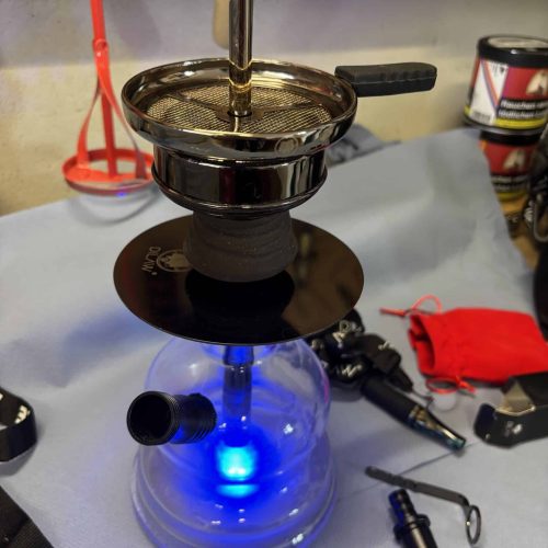 Blaue Shisha-Glasbowl mit Metallaufsatz und Zubehör.